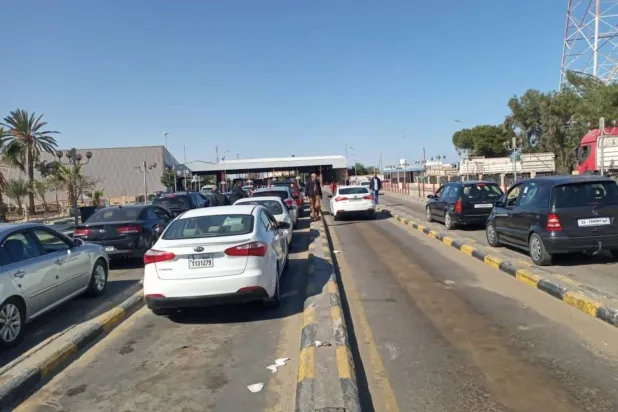 صورة أرشيفية لاصطفاف السيارات أمام معبر «رأس جدير» الحدودي بين ليبيا وتونس (داخلية حكومة الدبيبة)