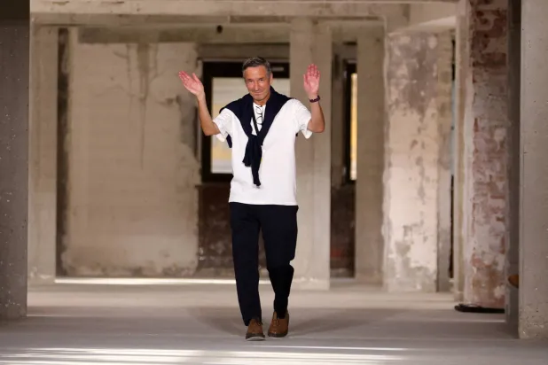 دريز فان نوتن يُحيّي ضيوفه في نهاية عرضه لربيع وصيف 2024 (رويترز)