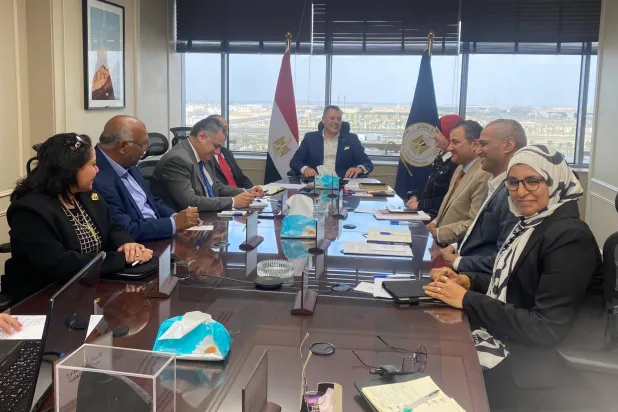 وزير السياحة والآثار خلال اجتماعه لبحث تطوير مقابر جبل المقطم (وزارة السياحة والآثار)