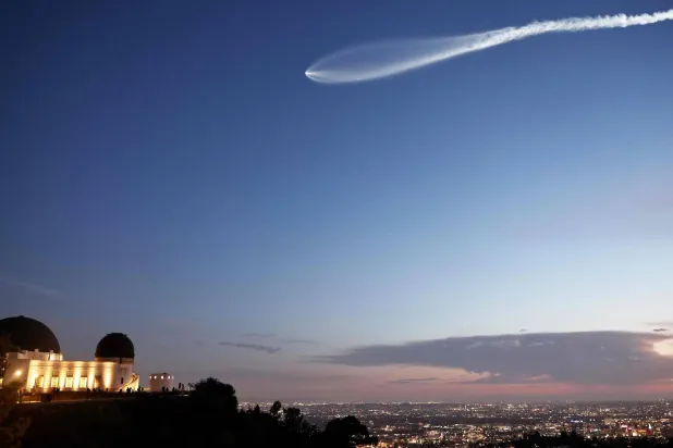 صاروخ لشركة «سبايس إكس» يحلق في 18 مارس 2024 فوق لوس أنجليس بكاليفورنيا في الولايات المتحدة (أ.ف.ب)