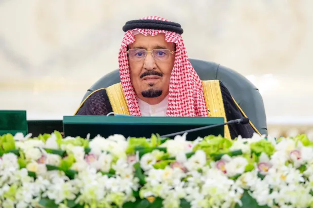 خادم الحرمين الشريفين مترئساً جلسة مجلس الوزراء في جدة (واس)