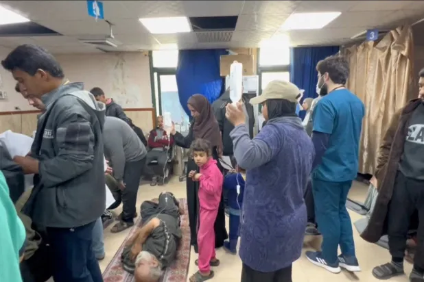 Gazze’nin Deyr El Balah kentindeki Mescid-i Aksa Hastanesi’nde bulunan yaralılar (Reuters)