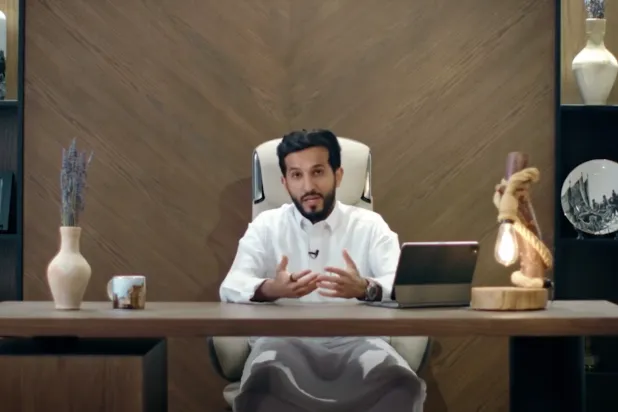 محمد النحيت أثناء تقديم برنامجه «طويق» (الشرق الأوسط)