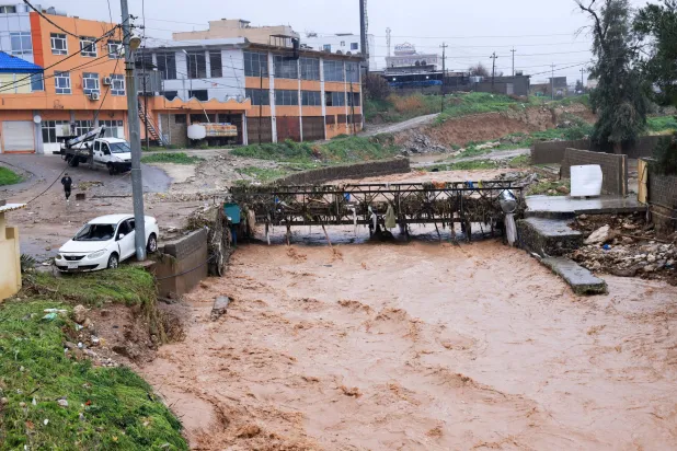 شوارع المدينة تغرق في مياه الأمطار والسيول (رويترز)
