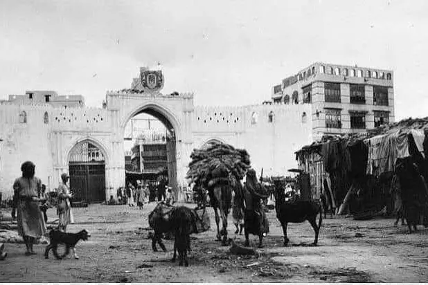 باب مكة قديماً ويبدو جزء من سوق البدو الشهيرة في جدة من أرشيف خالد أبو الجدائل (الشرق الأوسط)