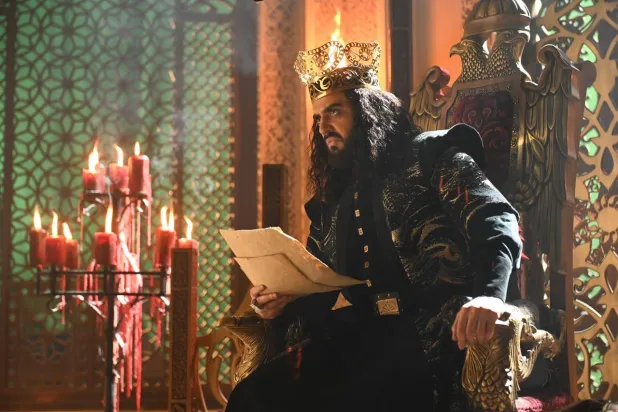 إسلام جمال في أثناء تأديته أحد المشاهد في مسلسل الحشاشين (من حساب إسلام جمال في الإنستغرام)