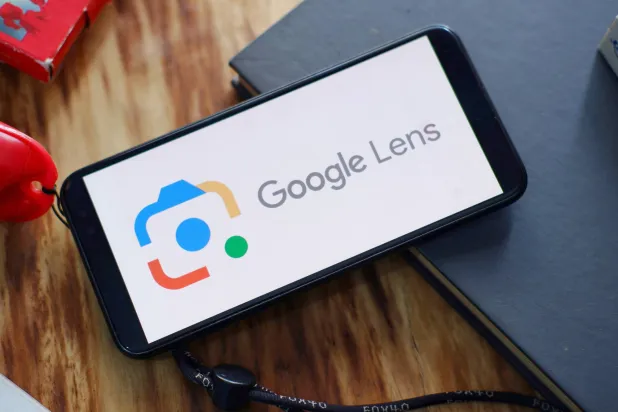 تم تحسين ميزة الترجمة في «Lens» لتعمل بشكل أفضل مع النصوص المكتوبة بخط اليد (شاترستوك)