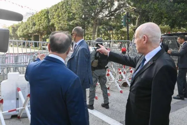 الرئيس سعيد يأمر بإزالة الحواجز من الشارع الرئيسي للعاصمة (موقع الرئاسة)

