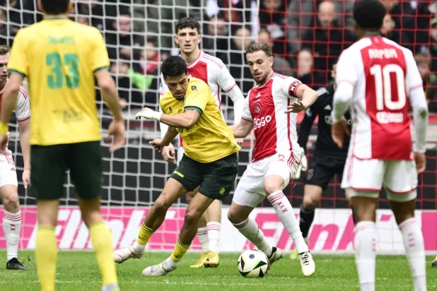 هندرسون (في الوسط) بقميص أياكس يسيطر على الكرة قبل لاعب فورتونا سيتارد (ا ب ا)