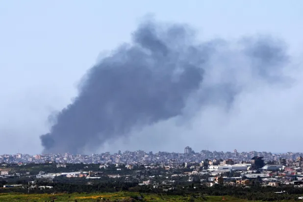 İsrail’in Gazze Şeridi’ne düzenlediği hava saldırıları sonucu dumanlar yükseliyor (AFP)