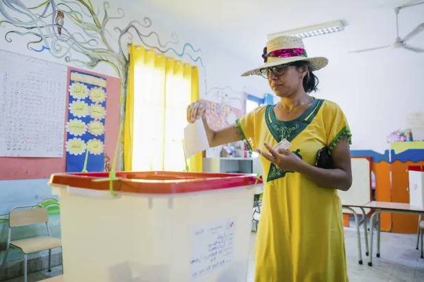 تونسية تدلي بصوتها في الانتخابات الأخيرة التي شهدتها تونس (رويترز)