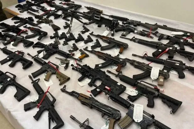 صورة عمّمتها الشرطة الإسرائيلية لأسلحة ضبطتها سابقاً