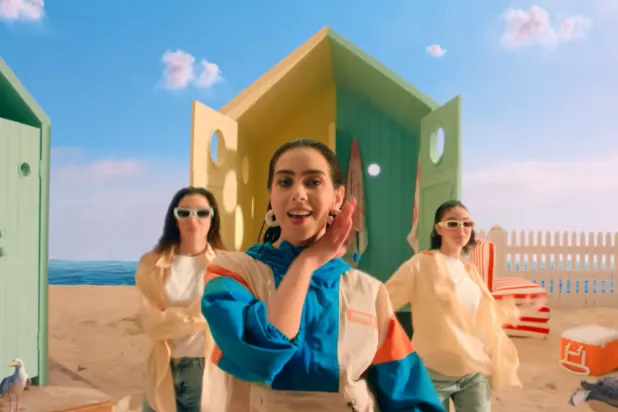 مشهد من إعلان «دقوا الشماسي» (يوتيوب)