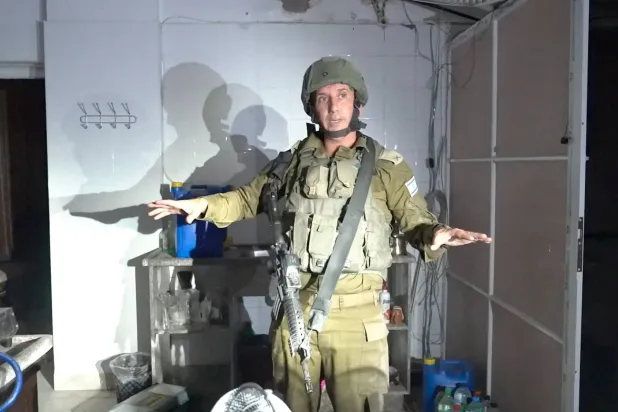 هاغاري بقبو مستشفى الرنتيسي للأطفال في غزة (رويترز)