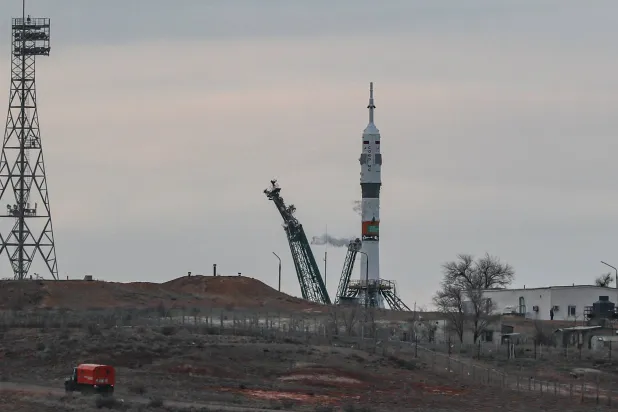 المركبة الفضائية «سويوز إم إس - 25» تظهر على منصة الإطلاق في قاعدة بايكونور الفضائية بكازاخستان (إ.ب.أ)