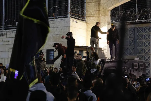 أشخاص يحضرون جنازة فلسطينيين قُتلوا بغارة إسرائيلية في جنين بالضفة الغربية (رويترز)