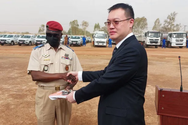 القائم بالأعمال في السفارة الصينية يسلم مفاتيح الشاحنات لوزير دفاع بوركينا فاسو (صحافة محلية)