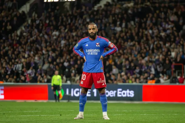 هل ينتقل لاكازيت للدوري السعودي؟