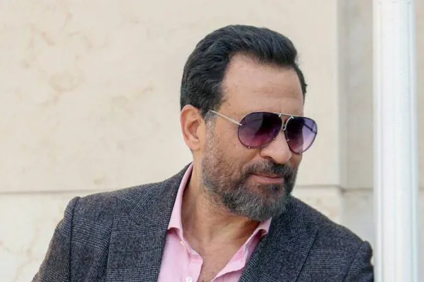 برأي المصري أن الفنان حين يجد دوراً جديداً يذهب وراءه (الشرق الأوسط)