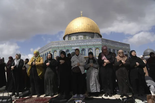 فلسطينيون يؤدون صلاة الجمعة في باحات المسجد الأقصى (أ.ب)