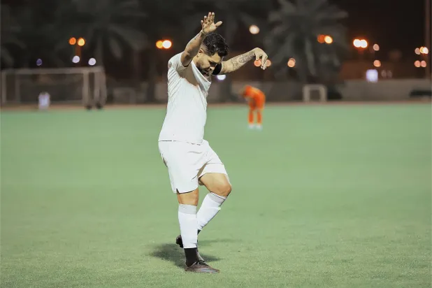 البرازيلي بيتروس قائد فريق نيوم محتفلا بالتأهل إلى دوري الأولى (الشرق الأوسط)