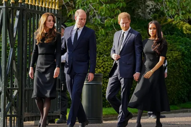 الأمير ويليام وزوجته كيت (يسار) يسيران إلى جانب الأمير هاري وميغان ماركل (أ.ب)