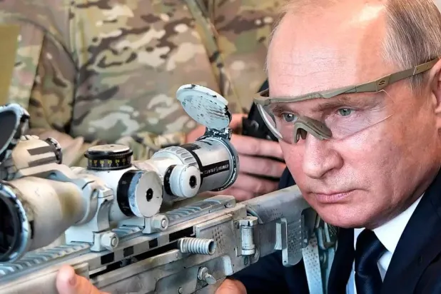 رماية صيد غطس طيران شراعيّ رياضات قتاليّة... هذا جزء يسير من هوايات فلاديمير بوتين (أ.ب)