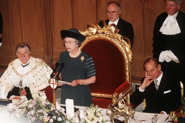 الملكة إليزابيث سنة 1992 تلقي كلمتها بمناسبة الذكرى الأربعين لجلوسها على العرش معترفة بأنه «عام مروع» (بي بي سي)