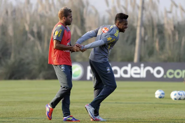 روبينيو وداني ألفيس في أحد التدريبات السابقة لمنتخب البرازيل (غيتي)