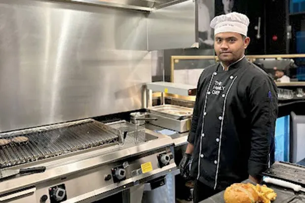 الشيف الرئيسي في المطعم (الشرق الأوسط)