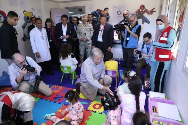 الأمين العام للأمم المتحدة خلال زيارته أطفالاً فلسطينيين يتلقون العلاج بمستشفى العريش (وزارة الصحة المصرية)