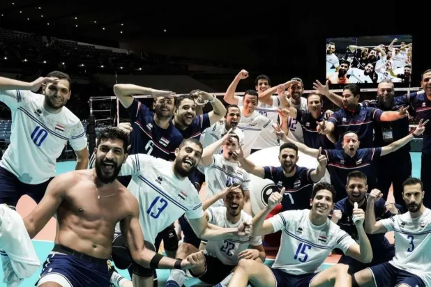 لاعبو فريق كرة الطائرة المصرية يحتفلون بفوزهم بالميدالية الذهبية (الشرق الأوسط)
