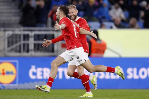 النمساوي بومغارتنر محتفلاً بهدفه التاريخي (رويترز)