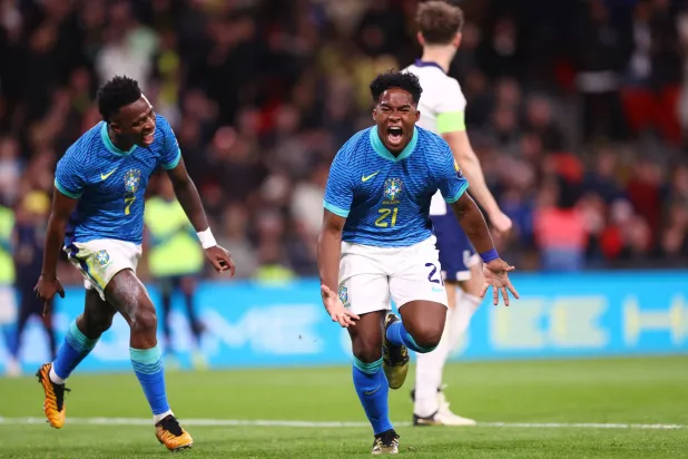 إندريك محتفلا بهدفه في مرمى إنجلترا ويبدو زميله فينيسيوس (رويترز)