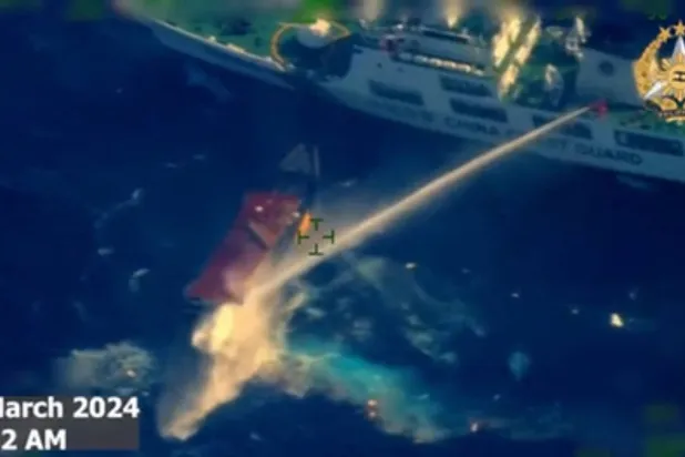 لقطة من فيديو لجيش الفلبين تُظهر استخدام سفينة صينية مدافع المياه ضد زورق فلبيني (أ.ف.ب)