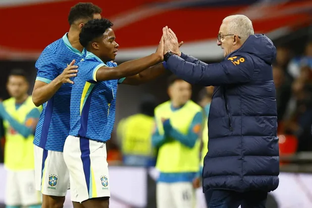 دوريفال جونيور مدرب البرازيل يحتفل مع إندريك بهدف الفوز (رويترز)