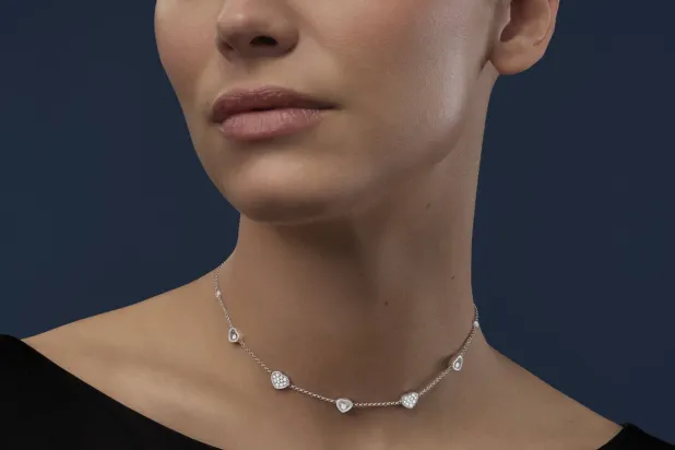 يعدُّ القلب من رموز الدار التي تظهر في العديد من تصاميمها (شوبارد)