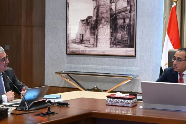 رئيس الوزراء المصري مصطفى مدبولي خلال استقباله رئيس المنطقة الاقتصادية لقناة السويس وليد جمال الدين (الشرق الأوسط)