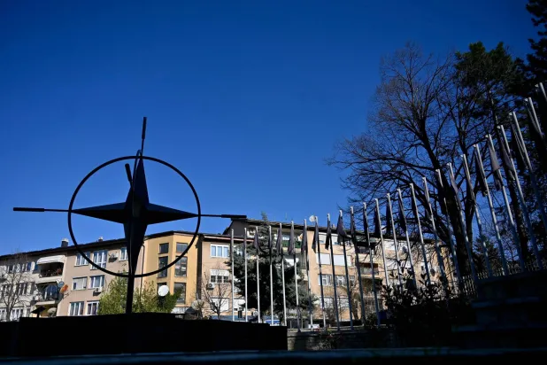 نصب تذكاري مخصص لحلف شمال الأطلسي في بريزرن (أ.ف.ب)