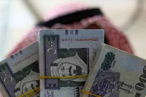 تعمل السعودية للوصول إلى مستهدفها في زيادة معدلات الادخار من 6% إلى المتوسط العالمي البالغ 10% (رويترز)