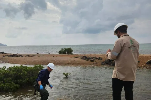 الفريق الميداني التابع للمركز الوطني للرقابة على الالتزام البيئي خلال عملية تحليل المياه (الشرق الأوسط)