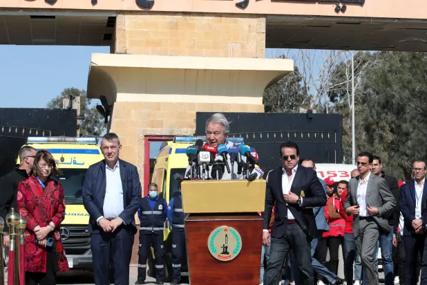 الأمين العام للأمم المتحدة أنطونيو غوتيريش يعقد مؤتمرا صحافيا عند بوابة رفح الحدودية بين مصر وغزة (إ.ب.أ)
