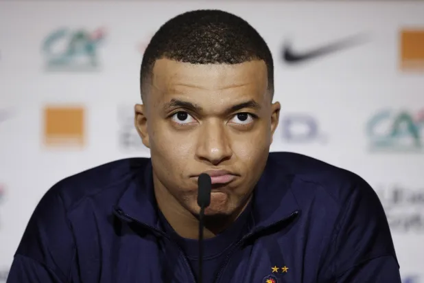 مبابي خلال حديثه للصحافيين (رويترز)