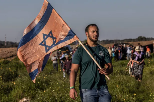 مستوطنون يحاولون العبور إلى داخل قطاع غزة يوم الخميس لإقامة بؤرة استيطانية (د.ب.أ)