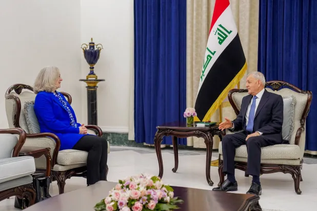الرئيس العراقي عبد اللطيف رشيد يستقبل (الأحد) السفيرة الأميركية في بغداد ألينا رومانوفسكي (إكس)
