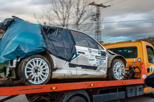 سيارة السباق التي انزلقت عن المسار تجاه المتفرجين وتسببت بحادث شنيع في المجر (أ.ف.ب)