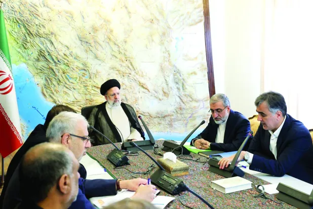 
رئيسي يستمع إلى محافظ البنك المركزي الإيراني محمد رضا فرزين خلال اجتماع اقتصادي للحكومة أمس (الرئاسة الإيرانية)