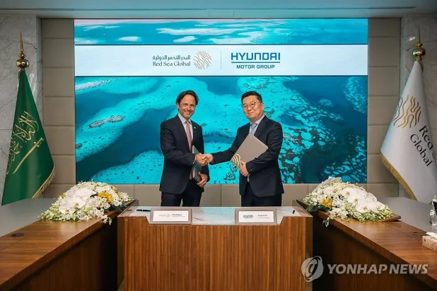 مصافحة بعد توقيع الاتفاق بين «هيونداي» و«البحر الأحمر الدولية» (وكالة يونهاب)