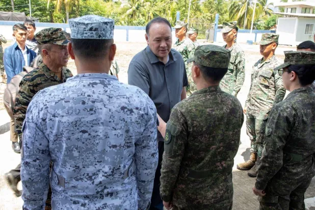 وزير الدفاع الفلبيني جيلبرتو تيودورو خلال زيارته إحدى المنشآت العسكرية (صفحة الجيش الفلبيني على «فيسبوك»)