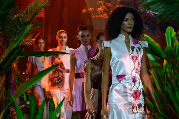 قدمت 25 قطعة مستوحاة من التراث الهندي طوعت كل واحدة منها بأسلوب عصري (خاص)